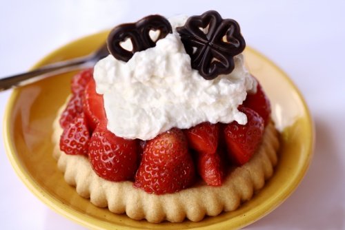 BAKE TARTS FOR THE TROOPS… strawberry cake